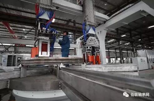 中國首臺套風電海裝高精軸承感應裝備十堰問世